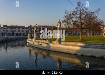 Padova, ITALIEN - 28. Dezember 2016 - Statuen am größten Platz der Stadt Padova, bekannt als Prato della Valle, spiegeln sich auf dem Wasser des c Stockfoto