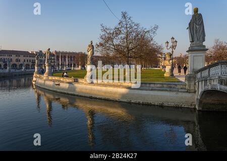 Padova, ITALIEN - 28. Dezember 2016 - Statuen am größten Platz der Stadt Padova, bekannt als Prato della Valle, spiegeln sich auf dem Wasser des c Stockfoto