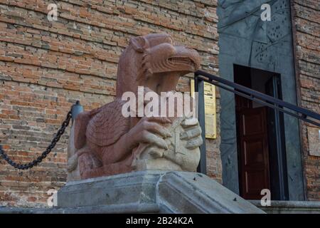 Padova, ITALIEN - 28. Dezember 2016 - Grifo stilofori am Eingang der Kathedrale Santa Giustina am größten Platz der Stadt Padova, bekannt a Stockfoto