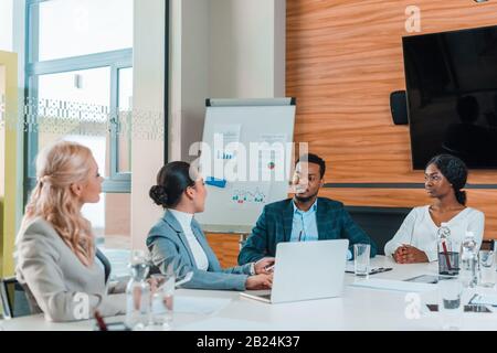 Junge multikulturelle Geschäftsleute treffen sich während der Sitzung im Konferenzsaal Stockfoto