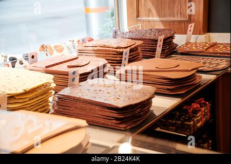 Wien, Österreich - 19. Februar 2020: Handgefertigte schweizer Schokoladenriegel hinter dem Schaufenster einer Patisserie in Wien, Österreich Stockfoto