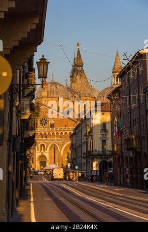 Padua, ITALIEN - 28. Dezember 2016 - Blick auf das Wahrzeichen der Päpstlichen Basilika von Sant'Antonio da Padova (Päpstliche Basilika von Sant'Antonio von P Stockfoto