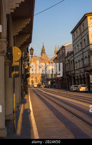 Padua, ITALIEN - 28. Dezember 2016 - Blick auf das Wahrzeichen der Päpstlichen Basilika von Sant'Antonio da Padova (Päpstliche Basilika von Sant'Antonio von P Stockfoto