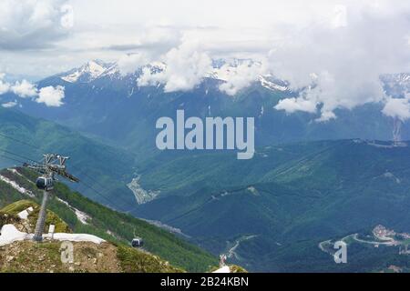 Die Seilbahn im Skigebiet, im Sommer ein bewölkter Tag. Berggipfel, die sich in den Wolken verstecken Stockfoto