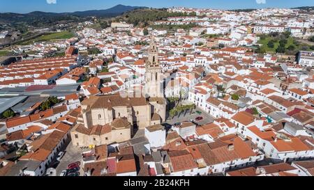 Antenne. Das historische spanische Dorf Jerez de los Caballeros wurde vom Himmel gefilmt Stockfoto