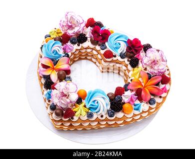 Herzförmige Puffkuchen mit Obst und Blumen Stockfoto