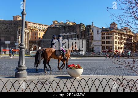 Februar 2019 In Rom Statt. Die Polizei zu Pferd kontrolliert den Befehl. Straße in der Nähe des Coliseum in Italien Stockfoto