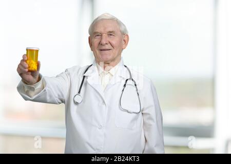 Arzt hält eine Flasche Pillen. Stockfoto