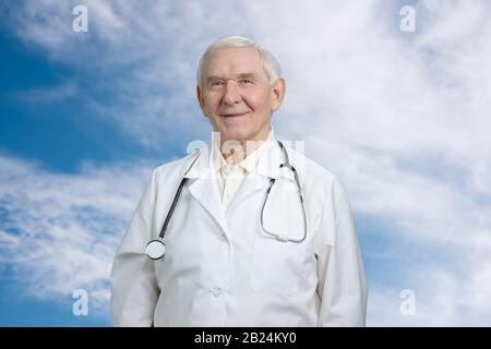 Lächelnder kaukasischer Arzt mit Stethoskop. Stockfoto