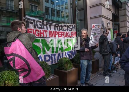 London, Großbritannien. Februar 2020. Banner "Kampf gegen Rassismus Und Imperialismus". Erdstreik und andere Klimaaktivisten protestieren in den Mayfair-Büros eines Teils des britischen multinationalen Bergbauunternehmens Glencore. Als einer der größten Kohlehersteller der Welt profitieren sie von der ökologischen Zerstörung, um Mineralien wie Kobalt, Kupfer und Lithium zu gewinnen, die in Smartphones, Computern und Elektroautos lebenswichtig sind. Kongolesische Familien verklagen sie wegen der in ihren Minen getöteten oder vermauerten Kinder, und Demonstranten gegen ihren Bergbau in mehreren Ländern wurden von der Polizei gewaltsam angegriffen oder ermordet. Peter Marschall Stockfoto