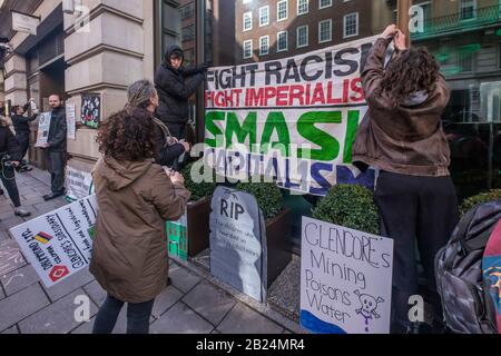 London, Großbritannien. Februar 2020. Kampf gegen Rassismus Kämpft gegen Das Banner Des Imperialismus. Erdstreik und andere Klimaaktivisten protestieren in den Mayfair-Büros eines Teils des britischen multinationalen Bergbauunternehmens Glencore. Als einer der größten Kohlehersteller der Welt profitieren sie von der ökologischen Zerstörung, um Mineralien wie Kobalt, Kupfer und Lithium zu gewinnen, die in Smartphones, Computern und Elektroautos lebenswichtig sind. Kongolesische Familien verklagen sie wegen der in ihren Minen getöteten oder vermauerten Kinder, und Demonstranten gegen ihren Bergbau in mehreren Ländern wurden von der Polizei gewaltsam angegriffen oder ermordet. Peter Marshall/A Stockfoto