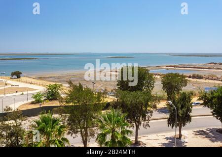 Blick auf den Ria Formosa Marine Park in der portugiesischen Stadt Olhao Stockfoto