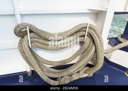 Gefaltete Anlegeseile zur Befestigung des Schiffes am Liegeplatz, Festgefäße und Pollern oder an einem anderen Schiff Stockfoto