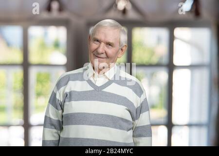 Portrait eines sehr alten Mannes lächelt. Stockfoto