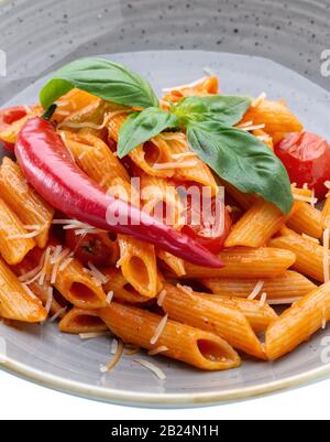 Ein wunderbares italienisches Nudelgericht in Tomaten mit Spinat und Paprika Stockfoto