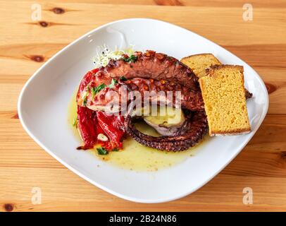 Ein hervorragendes Gericht mit gestochenen Tintenfischen in Sauce Stockfoto