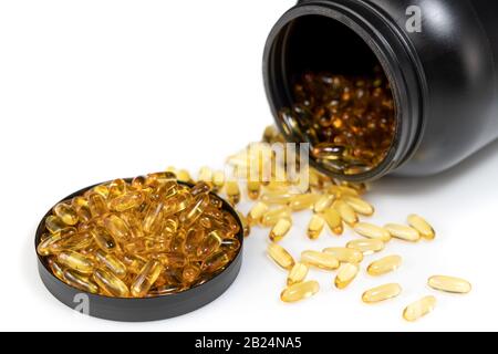 Gesundes Herz, Omega-3-Pillen. Isoliert auf weißem Hintergrund Stockfoto