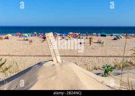 Thermometer für die Temperatur am Strand, im Sommer in der Hitze. Globale Erwärmung Stockfoto