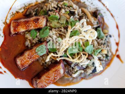 Risotto de cogumelos veganes Gericht, in der Nähe Stockfoto