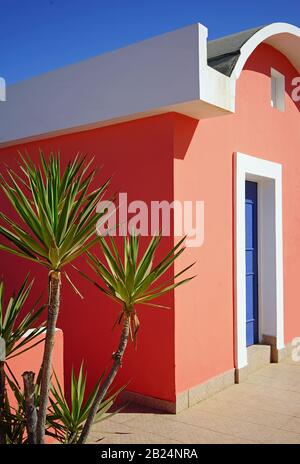 Farbenfrohes Äußeres des Hotel Madrague in Dakar, Senegal Stockfoto