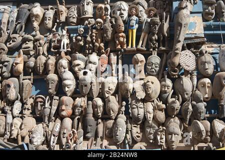 Handgeschnitzte afrikanische Holzmasken, ausgestellt in Dakar, Senegal Stockfoto