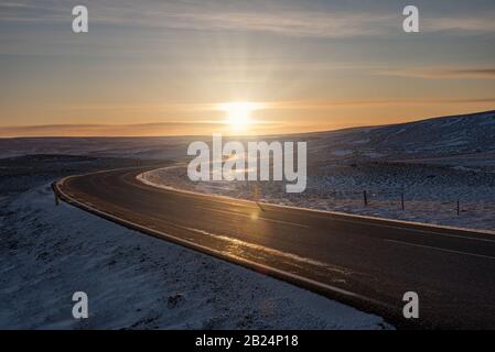 Island Road im Winter Sonnenuntergang Stockfoto