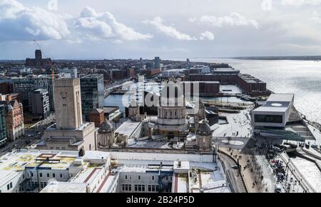 Ein Luftbild der berühmten Hafenpromenade von Liverpool, die nach Süden den Fluss Mersey hinunterführt. Stockfoto