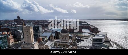 Ein Luftbild der berühmten Hafenpromenade von Liverpool, die nach Süden den Fluss Mersey hinunterführt. Stockfoto
