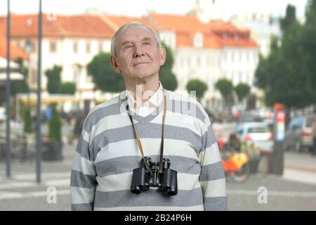 alteuropäischer Tourist mit Fernglas. Stockfoto