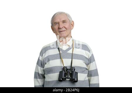 Fröhlicher Senior mit einem Fernglas rund um den Hals. Stockfoto