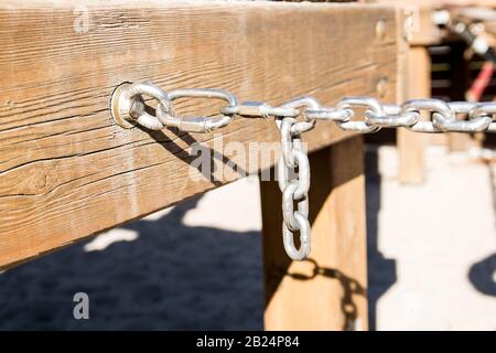 Metallkette im Sonnentag auf dem Naturhintergrund. Geschäftskonzept. Stockfoto