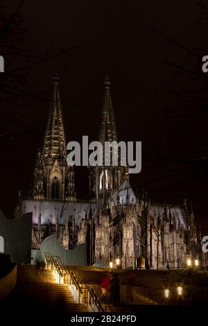 Der Kölner Dom ist ein Wahrzeichen der Stadt und auch das meistbesuchte Wahrzeichen ganz Deutschlands. Es ist derzeit die dritthöchste Kirche der Welt. Stockfoto