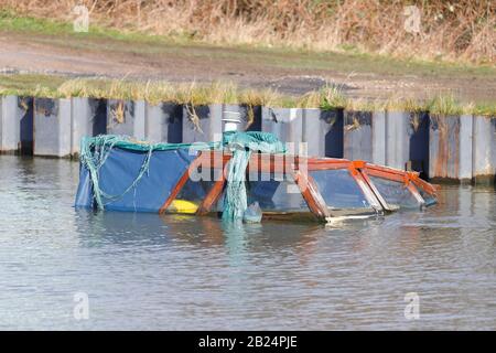 Ein Boot wird in der Aire & Calder Navigation in Methley, Leeds untergetaucht, nachdem häufige Stürme in ganz Großbritannien Überschwemmungen verursachten. Stockfoto