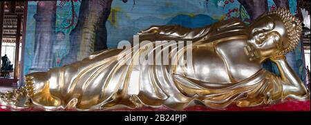 Der schlafende holz-buddha in Dalat, Vietna. Buddha im Tempel liegend. Goldene Statue des buddha lag, große Statue in einem Tempel. Vietnam Stockfoto