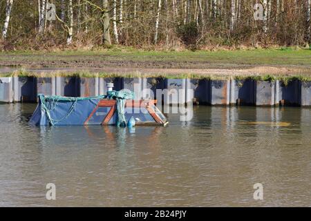 Ein Boot wird in der Aire & Calder Navigation in Methley, Leeds untergetaucht, nachdem häufige Stürme in ganz Großbritannien Überschwemmungen verursachten. Stockfoto