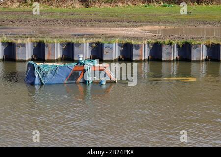 Ein Boot wird in der Aire & Calder Navigation in Methley, Leeds untergetaucht, nachdem häufige Stürme in ganz Großbritannien Überschwemmungen verursachten. Stockfoto