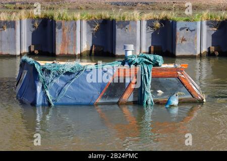 Ein Boot wird in der Aire & Calder Navigation in Methley, Leeds untergetaucht, nachdem häufige Stürme in ganz Großbritannien Überschwemmungen verursachten. Stockfoto