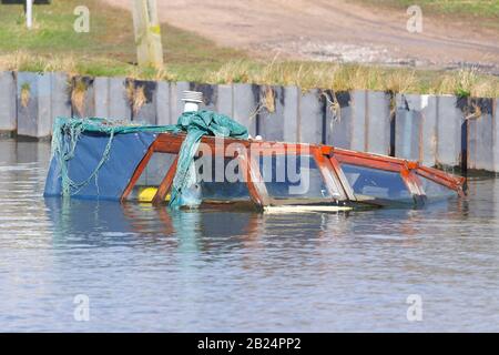 Ein Boot wird in der Aire & Calder Navigation in Methley, Leeds untergetaucht, nachdem häufige Stürme in ganz Großbritannien Überschwemmungen verursachten. Stockfoto