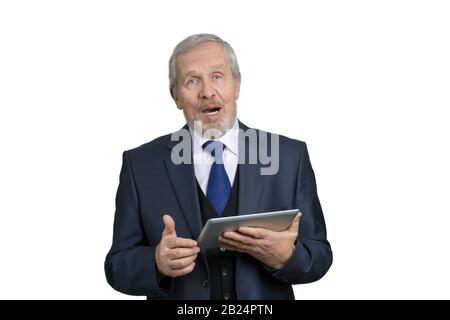 Alter Geschäftsmann spricht und hält Tablet. Stockfoto