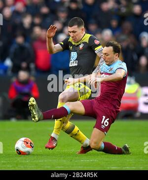 Die Kämpfe von Pierre-Emile Hojbjerg (links) und West Ham United um den Ball während des Premier-League-Spiels im Londoner Stadion. Stockfoto