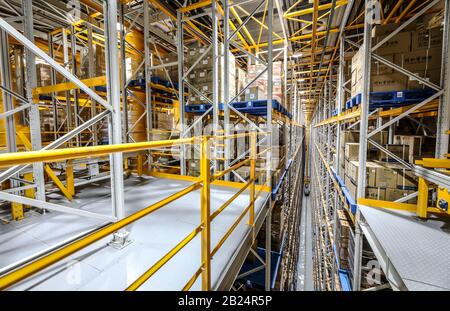 Peking, CHINA - 03. JUNI 2019: Moderne Automatisierung der Lagerproduktion in China. Stockfoto