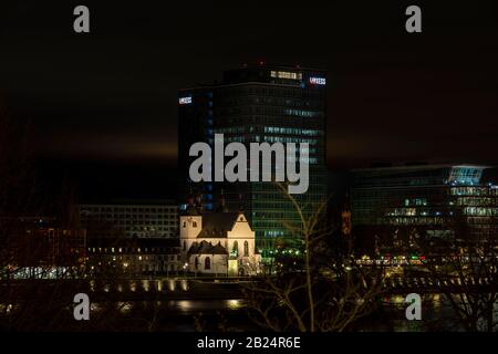 LANXESS ist ein Kölner Spezialchemie-Unternehmen. Der moderne Hauptsitz befindet sich direkt neben dem Rhein. Stockfoto