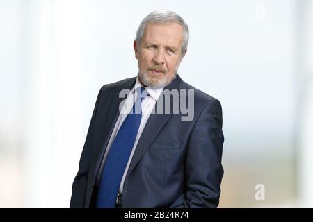 Porträt eines ernsthaften älteren Geschäftsmannes im Anzug. Stockfoto