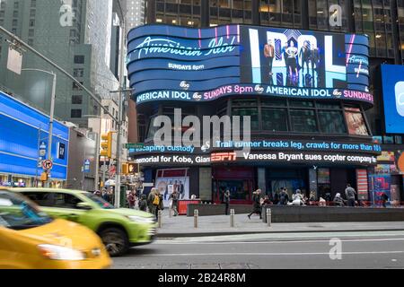 Wrap Around Moving Billboard in den ABC TV News Network Studios in Times Square, NYC, USA Stockfoto