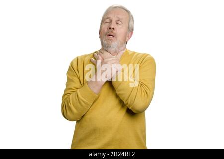 Der alte Senior Opa hat schreckliche Halsschmerzen. Stockfoto