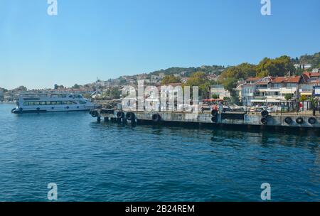 Das Hafengebiet von Kinaliada, eine der Prinzeninseln, auch "Adalar" genannt, im Marmarameer vor der Küste von Istanbul Stockfoto