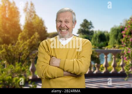 Alter lachender Mann im Freien. Stockfoto