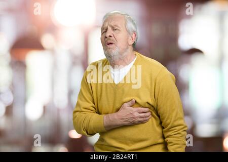 Porträt des alten Mannes, der an Herzinfarkt leidet. Stockfoto