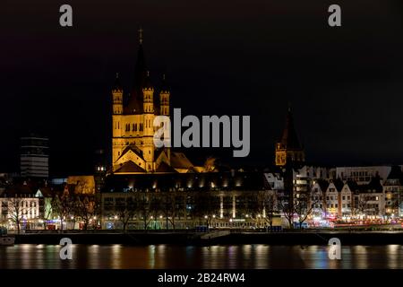 Der große St.-Martins-Dom und das alte Rathaus sind sichtbare Wahrzeichen der Kölner Altstadt Stockfoto