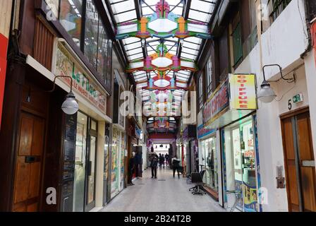 Passage du Prado ist anders als jede andere von Touristen frequentierte Arkade, wurde im Jahr 17810 neben der Metro-Haltestelle Strasbourg-Saint-Denis für die Öffentlichkeit eröffnet Stockfoto